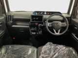 【インパネ】運転のしやすさを最優先に設計された見晴らしの良いフロントビュー。車両間隔が掴みやすく狭い道でも安心♪「安全」と「品質」を最優先に、安心してお乗りいただけるクルマを提供いたします。