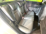 後部座席も気になるようなキズ・汚れやへたり等、大きなダメージはなく、良好な状態です。
