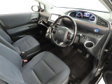 シンプルで使いやすいデザインの運転席です。