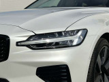 北欧流のラグジュアリーを体現したV60。伝統的なスカンジナビアン・デザインを継承しながら、躍動感にあふれ優雅な雰囲気を身にまとう、新しい潮流を具現化したスタイリングです。