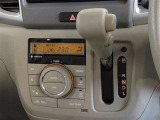 車内を快適に、オートエアコンを装備しています。