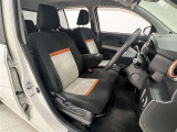 前席はベンチシート!運転席助手席間の移動ができます!