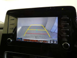バックガイドモニター付き。車両後方の映像をナビ画面に表示し、駐車などの後退操作をサポートします。