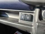 助手席にはグローブBOXの他にも収納が付いております。車検証等の収納にお使いください