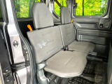 後部座席も気になるようなキズ・汚れやへたり等、大きなダメージはなく、良好な状態です。