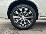 北欧流のラグジュアリーを体現したXC90。伝統的なスカンジナビアン・デザインを継承しながら、躍動感にあふれ優雅な雰囲気を身にまとう、新しい潮流を具現化したスタイリングです。