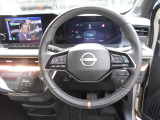 ステアリングハンドルです。オーディオコントロールスイッチが付いて運転中でも手元でオーディオの操作が出来て便利ですよ。
