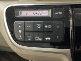 セレクトレバーの左側にプラズマクラスター付き・オートエアコンがついてますので、簡単操作で快適に過ごせます。リア熱線のスイッチの中に、雪道に対応したサイドミラーヒーターも入っています。