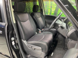 運転席まわりには十分なスペースがあり、大柄な方でもゆったり運転していただける環境です。