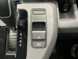燃費の向上に有効なECONスイッチ、わずかな力で簡単に操作出来る電動パーキングブレーキ、信号待ちや渋滞時などブレーキを踏み続ける場合に比べて足腰の疲労が軽減されるオートブレーキホールド付きです!