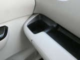 助手席側にはドリンクホルダーが備わっています。