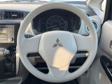 インテリアに合わせたデザインのステアリングは、運転される方のことも考え、運転しやすい形状、大きさです。是非一度、実際に触ってお確かめください。