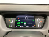 デジタル表示のスピードメーターとタコメーター、燃費やオドメーターなどの表示の他に、ホンダセンシング機能などの表示もできる多機能なマルチインフォメーション・ディスプレイです。