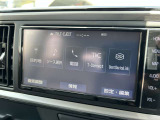 映像の鮮明なフルセグ対応のメモリーナビが装備されています。目的地まで道案内してくれるので初めての場所へのお出かけも安心ですね。