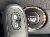 【キーレススタートシステム】カバンやポケットに入れたままでもドアの施錠・解錠が可能なスマートキーを装備。エンジンのオン・オフ時もカギを取り出す必要が無いからとっても便利です♪