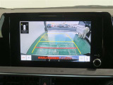 車両後方の映像を映すバックモニター。進路を確認しながら安全に車庫入れできます。