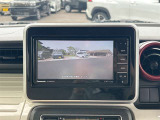 【バックカメラ】後退時に車両後方の映像をモニターに映す機能。目視できない死角を確認でき、衝突事故を防ぎます。駐車が苦手な方だけでなく全てのドライバーに必須の安全装備です。