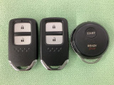 スマートキーを装備しています。鍵を差し込むことなくドアロックの開け閉めと、スタートボタン操作でのエンジンスタートができます。加えて、純正リモコンエンジンスターター用の操作キーもついています。