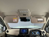 運転席のサンバイザーにはバニティーミラーも付いています。身だしなみチェックには欠かせません。