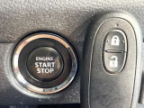 【キーレススタートシステム】カバンやポケットに入れたままでもドアの施錠・解錠が可能なスマートキーを装備。エンジンのオン・オフ時もカギを取り出す必要が無いからとっても便利です♪