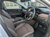 運転席になります。外装がパールホワイトトライコートになると内装はエンペラドールブラウン/ブラックの落ち着いた高級感のあるお色味となります。
