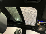 パノラミックルーフで明るい車内と開放感あるドライブをお楽しみいただけます。