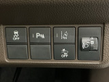 車がカーブの外側へ膨らんだり内側へ巻き込んだりする挙動を防止する横滑り防止装置、障害物センサー、万が一の時にあると心強いホンダセンシング機能-路外逸脱抑制機能・衝突軽減ブレーキ付きです!