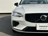 北欧流のラグジュアリーを体現したV60。伝統的なスカンジナビアン・デザインを継承しながら、躍動感にあふれ優雅な雰囲気を身にまとう、新しい潮流を具現化したスタイリングです。