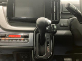 【インパネシフト】シフト操作のしやすいインパネシフトです。足元が広くなりすっきりしますので、大柄な方でも快適に運転ができます。