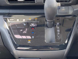 シフトレバーはシンプルで使いやすいです。オートエアコンはタッチパネル式