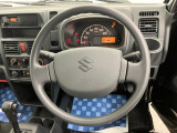 【ハンドル回り】インテリアに合わせたデザインのステアリングは、運転される方のことも考え、運転しやすい形状、大きさです。ぜひ一度、実際に触ってお確かめください。