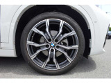 【BMWアロイホイール】軽量かつ強度に拘ったアロイホイール。走行性能ポテンシャルを引き出す設計。タイヤのサイドウォールが強化されたランフラットタイヤは、パンク時にタイヤがつぶれてもリムから外れません。
