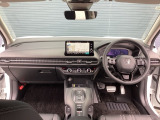 運転席周りです。カップホルダーや小物の収納などは必須ですよね!!使い勝手の良いつくりになっております!!