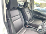 運転席シート廻りは使用感も少なく、良好な状態となっています。前オーナー様が丁寧に使っていたことがよくわかりますね。