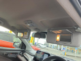 サンバイザーにはバニティミラーとチケットホルダーがついています。
