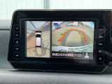 上空から見下ろしているかのような映像をディスプレイに映し出し、スムースな駐車をサポートします。画面は「トップビュー」のほか「サイドブラインドビュー」への切り換えが可能。ますます安心です