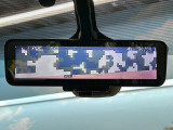 【インテリジェントルームミラー】後席の大きな荷物や同乗者で後方が確認しづらい時でも安心!カメラが撮影した車両後方の映像をルームミラー内に表示。クリアな視界で状況の確認が可能です!