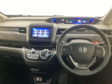 車内は光触媒抗菌消臭施工済です。スタイリッシュなデザインでスポーティなインパネ周りを演出します。グローブボックスやカップホルダーのほかにトレーなどたくさんの収納スペースが付いています。