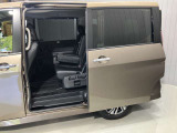 【両側オートスライドドア】子供を乗せたりするのにも隣の車を気にせずストレスフリー★雨の日などはリモコンキーからドアの開閉ができてとても便利な両側オートスライドドア★