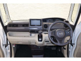 操作性に優れた運転席となります!小物入れや各ボタンの配置にこだわり、使いやすいです!座り心地もよく視認性も良好なのでロングドライブもお任せ下さい!