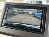 ギヤをR(バック)に入れるとナビの画面に後ろの映像が映るリアカメラ付です。後退時、コンディションが悪い視界でもカラーバックモニターがドライバーをサポートします。