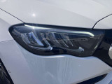 右ヘッドランプ。LEDハイパフォーマンスヘッドライトを装備。