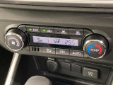 【オートエアコン】一度お好みの温度に設定すれば、車内の温度を検知し風量や温度を自動で調整。暑い&hellip;寒い&hellip;と何度もスイッチ操作をする必要はありません。快適な車内空間には必須の機能ですね♪