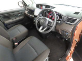 シンプルで使いやすいデザインの運転席です。