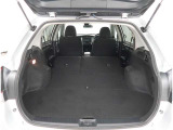 【トランクルーム】荷室の広さも十分です!シートアレンジでシートを畳めば長い荷物だって積めますね。シートアレンジの操作方法など、お気軽にご相談下さい。