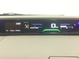 中央にデジタル表示のスピードメーターを配したハイブリット専用メーターになっています。左側のインフォメーション画面で燃費などの情報を確認できます。