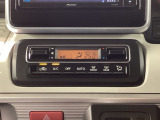 エアコンはオート機能でお好みの温度に調整可能です。オールシーズン快適にドライブできます!