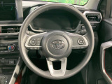 インテリアに合わせたデザインのステアリングは、運転される方のことも考え、運転しやすい形状、大きさです。是非一度、実際に触ってお確かめください。