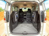 普段のお買い物や通勤、送迎等に十分な荷室スペースを確保しております。セカンドシートを倒すと、大きな荷物の積載も可能です♪