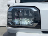 【LEDヘッドライト】悪天候や夜間走行時も良好な視界を確保し安心して運転できる高輝度LEDヘッドライトを装備!点灯速度が早く、消費電力も抑えられています。